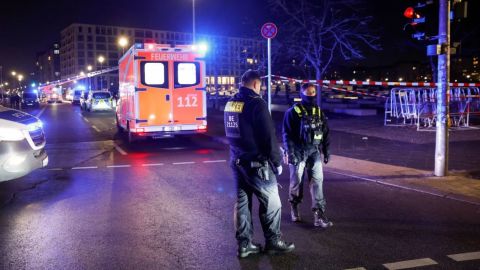 Agentes de policía trabajan en la escena acordonada donde una persona resultó herida cerca del Monumento a los Judíos Asesinados en Europa, en Berlín, el 21 de febrero de 2025.
