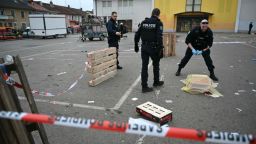 Agentes de la policía municipal sa trabajan para recoger pruebas en el lugar de un ataque con arma blanca en el que un hombre es sospechoso de matar a una persona y herir a más en Mulhouse, al este de Francia, el 22 de febrero de 2025.