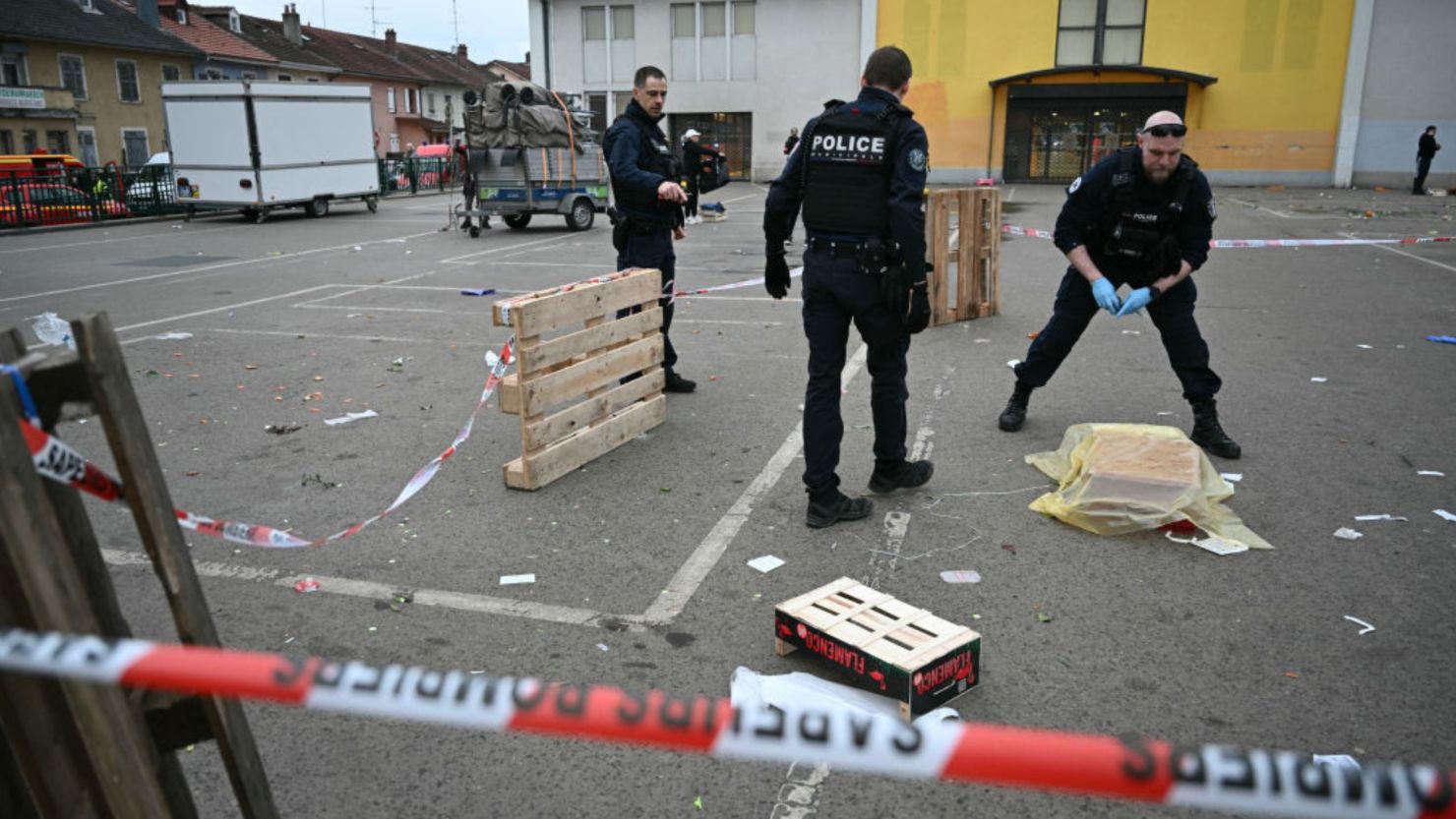 Agentes de la policía municipal sa trabajan para recoger pruebas en el lugar de un ataque con arma blanca en el que un hombre es sospechoso de matar a una persona y herir a más en Mulhouse, al este de Francia, el 22 de febrero de 2025.