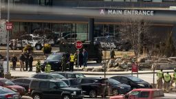 Agentes de policía acuden al lugar de un tiroteo en el Hospital UPMC Memorial de York, Pensilvania, el sábado 22 de febrero de 2025.