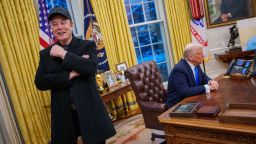 Elon Musk, CEO de Tesla y SpaceX, y el presidente de Estados Unidos, Donald Trump, aparecen durante la firma de un decreto en la Oficina Oval de la Casa Blanca el 11 de febrero de 2025 en la ciudad de Washington.