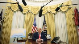El presidente de Estados Unidos, Donald Trump, habla mientras firma decretos ejecutivos en el Despacho Oval de la Casa Blanca el 6 de marzo de 2025, en la ciudad de Washington.