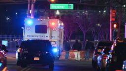 Dos agentes de policía de Newark recibieron disparos alrededor de las 6:37 p.m. del viernes en Newark, Nueva Jersey, dijeron las autoridades.