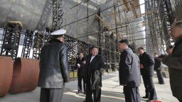 El líder de Corea del Norte, Kim Jong Un (abajo a la derecha), visita un astillero que construye buques de guerra en un lugar no revelado, en una foto facilitada por el Gobierno norcoreano el 8 de marzo de 2025.
