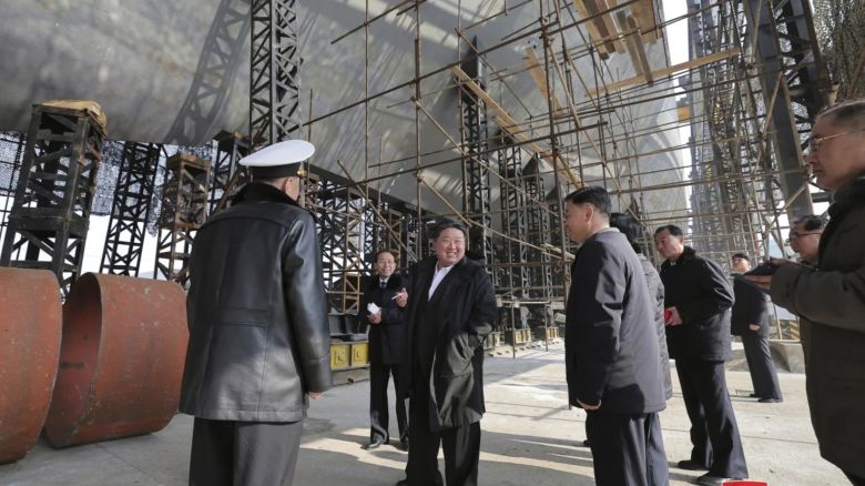 El líder de Corea del Norte, Kim Jong Un (abajo a la derecha), visita un astillero que construye buques de guerra en un lugar no revelado, en una foto facilitada por el Gobierno norcoreano el 8 de marzo de 2025.