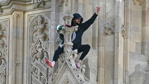 Un manifestante escaló varios metros la Torre Elizabeth, comúnmente conocida como "Big Ben", y se quedó descalzo en un saliente sosteniendo una bandera palestina.