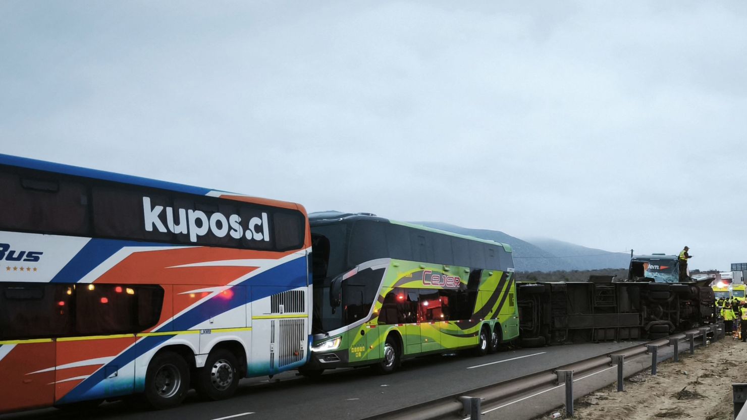 Bomberos y agentes de policía trabajan en el lugar de una colisión de tráfico que involucró a cuatro autobuses de pasajeros en la Ruta 5 norte cerca de la ciudad de Coquimbo, Chile, el 11 de marzo de 2025.