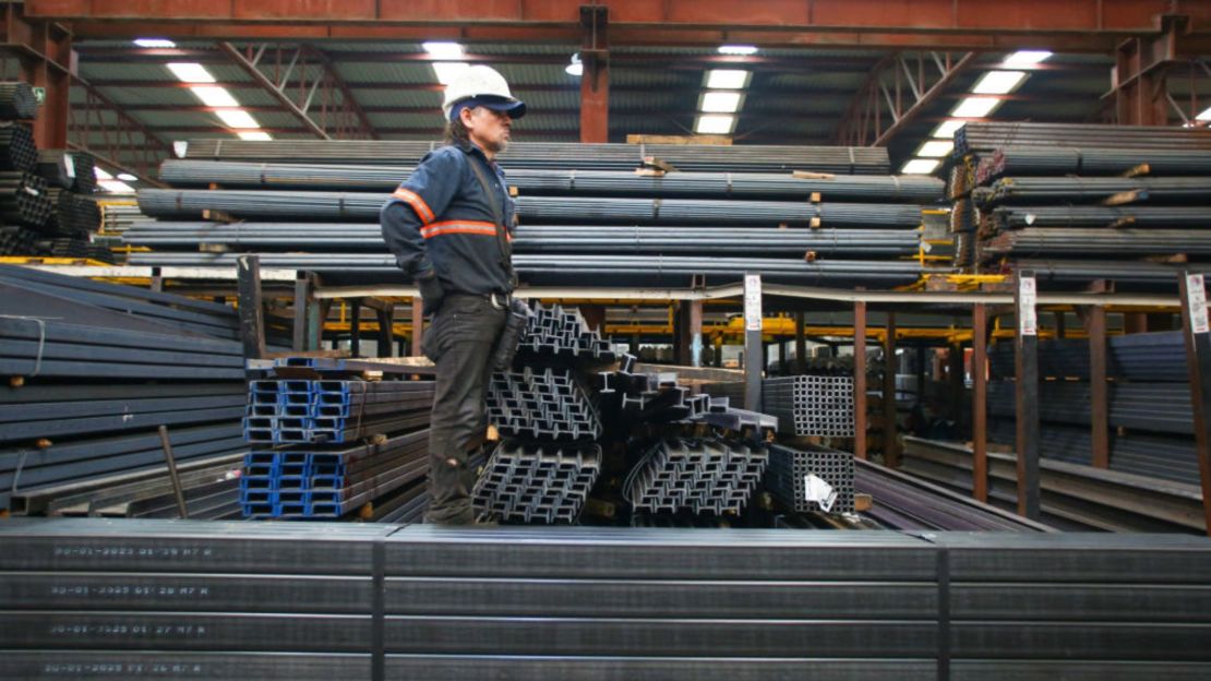 Un trabajador en una empresa siderúrgica en Monterrey, Nuevo León, México, el 11 de febrero de 2025.