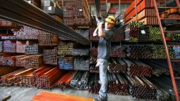 Un trabajador labora en una empresa siderúrgica en Monterrey, Nuevo León, México, el 11 de febrero de 2025.