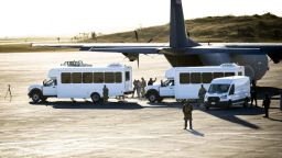 En esta foto revisada por el ejército estadounidense, las fuerzas de seguridad se llevan a un hombre con un chándal gris de un avión de carga militar que transportaba deportados de El Paso, Texas, a la bahía de Guantánamo, Cuba, el 7 de febrero.