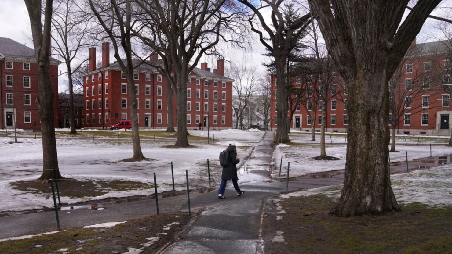Una persona camina por Harvard Yard en Cambridge, Massachusetts.