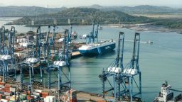 Un grupo de inversionistas liderado por BlackRock quiere comprar los puertos de Balboa (en la imagen) y Cristóbal, en ambos extremos del canal de Panamá, a CK Hutchison, con sede en Hong Kong.
