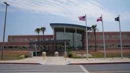 Vista exterior del Centro de Detención Port Isabel durante una visita organizada por el ICE, el 10 de junio de 2024 en Los Fresnos, Texas.