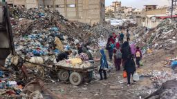 Palestinos desplazados buscan objetos rescatables en un vertedero cerca de su campamento en el área de Yarmouk en la ciudad de Gaza el 20 de marzo de 2025.