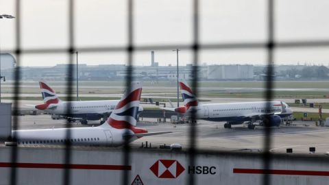 Aviones permanecen estacionados en la pista del aeropuerto internacional de Heathrow tras un incendio en una subestación eléctrica cercana que dejó sin suministro eléctrico al aeropuerto este viernes.