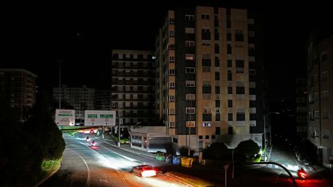 Una calle permanece a oscuras salvo por la luz de los coches que pasan durante el gran apagón que afecta a toda la península Ibérica y al sur de Francia, en Vigo, España, el 28 de abril de 2025.
