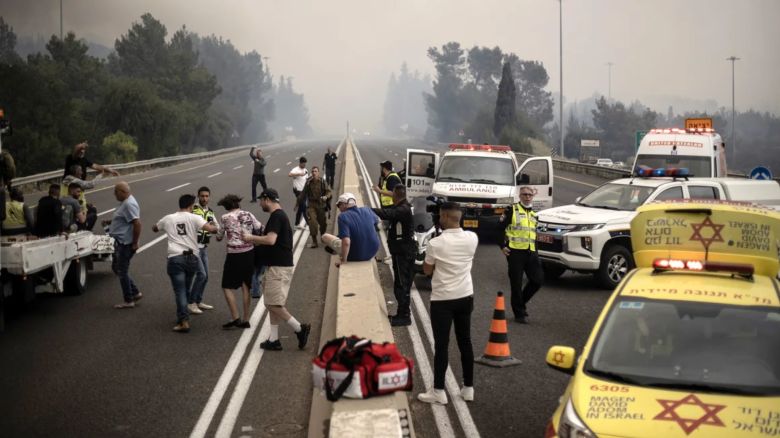 Las fuerzas de seguridad toman precauciones y cierran carreteras en respuesta a un incendio forestal declarado este miércoles en una zona boscosa entre Tel Aviv y Jerusalén.