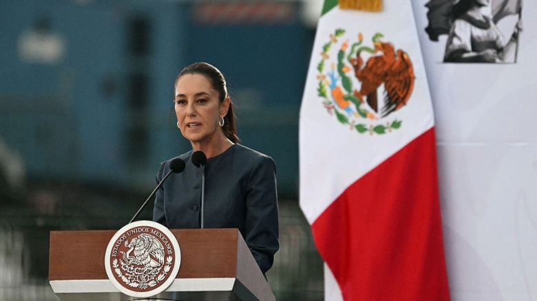 La presidenta de México, Claudia Sheinbaum, habla durante la ceremonia de apertura de la Feria Aeroespacial México 2025 en la Base Aérea de Santa Lucía, cerca de la Ciudad de México, el 22 de abril de 2025.