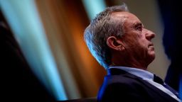 Bajo la dirección del secretario Robert F. Kennedy Jr., el Departamento de Salud y Servicios Humanos de EE.UU. (HHS, por sus siglas en inglés) dice que modificará "radicalmente" sus prácticas en materia de vacunas.