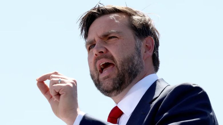 El vicepresidente de Estados Unidos, J. D. Vance, habla durante una visita a Nucor Steel Berkeley en Huger, Carolina del Sur, el 1 de mayo de 2025.