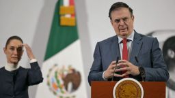 El secretario de Economía de México, Marcelo Ebrard, habla durante la conferencia de prensa diaria de la presidenta Claudia Sheinbaum en el Palacio Nacional en la Ciudad de México el 3 de febrero de 2025.