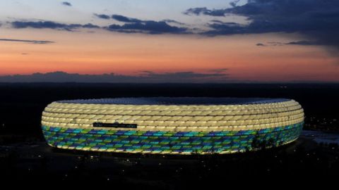 El Munich Football Arena se ilumina con los colores de la Champions League en Múnich, al sur de Alemania, el 16 de mayo de 2012, unos días antes de la final entre Chelsea y Bayern Múnich.