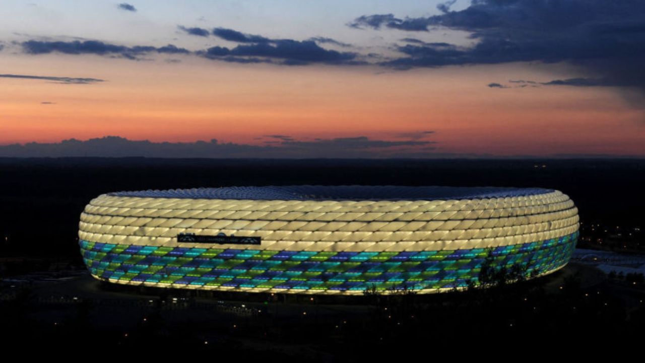 El Munich Football Arena se ilumina con los colores de la Champions League en Múnich, al sur de Alemania, el 16 de mayo de 2012, unos días antes de la final entre Chelsea y Bayern Múnich.