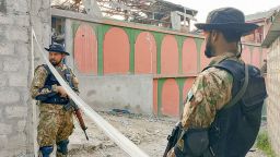 Soldados hacen guardia en alerta afuera de una mezquita después de los ataques de la India en Muzaffarabad, la capital de Cachemira istrada por Pakistán, el 7 de mayo de 2025.