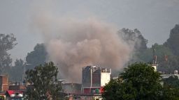 Un proyectil de artillería cae en el distrito de Poonch, en la región india de Jammu y Cachemira, el 7 de mayo de 2025.