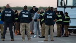 Una mujer encadenada es revisada antes de abordar el primer vuelo de deportación de venezolanos indocumentados después de un acuerdo entre Estados Unidos y Venezuela en Harlingen, Texas, el 18 de octubre de 2023.