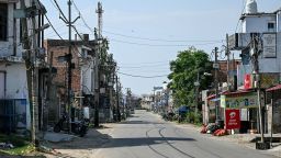 Una vista general de una calle desierta en la ciudad de Arnia, cerca de la zona fronteriza en la región de Jammu de la India, el 10 de mayo de 2025, en medio de un aumento de las tensiones fronterizas con Pakistán.