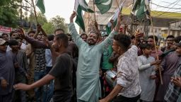 En Hyderabad, Pakistán, personas celebran tras el anuncio del alto el fuego con India este sábado.