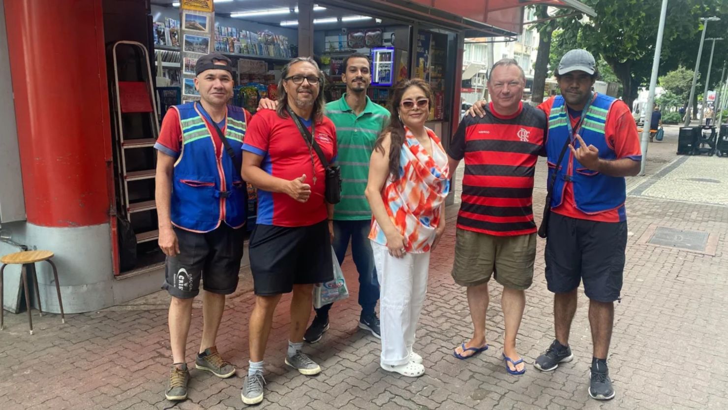 Christopher Boris, veterano del ejército, y su esposa María Jesús, en la foto con unos amigos, se trasladaron de Maryland a Brasil el año pasado tras tener que hacer frente al elevado costo de vida en Estados Unidos.