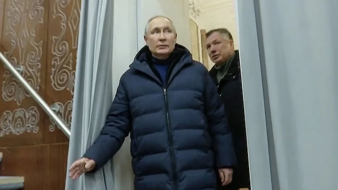 Esta captura de pantalla de la televisión rusa muestra al presidente de Rusia, Vladimir Putin, con el vice primer ministro de Rusia, Marat Khusnullin, en una visita a Mariúpol el 19 de marzo de 2023.