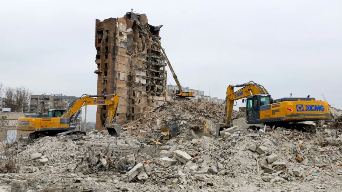 Excavadoras derriban bloques de apartamentos de varias plantas en la Mariúpol ocupada por Rusia el 16 de marzo de 2023.