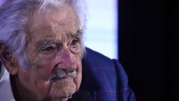 El expresidente de Uruguay José Mujica mientras habla durante el 40 aniversario del regreso de la democracia en la sede del Partido Colorado en Montevideo el 27 de marzo de 2025.