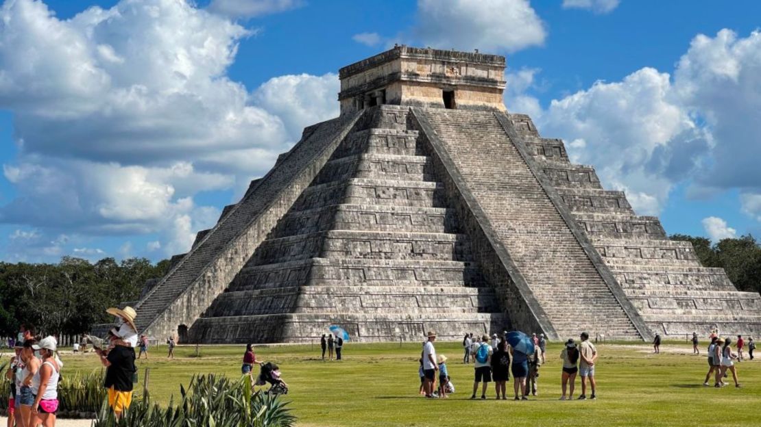 Turistas en la zona arqueológica de Chichén Itzá en Yucatán, México, el 5 de marzo de 2021.