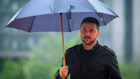 El presidente de Ucrania, Volodymyr Zelensky, llega a la cumbre de la Comunidad Política Europea, en Tirana, Albania, el 16 de mayo de 2025.