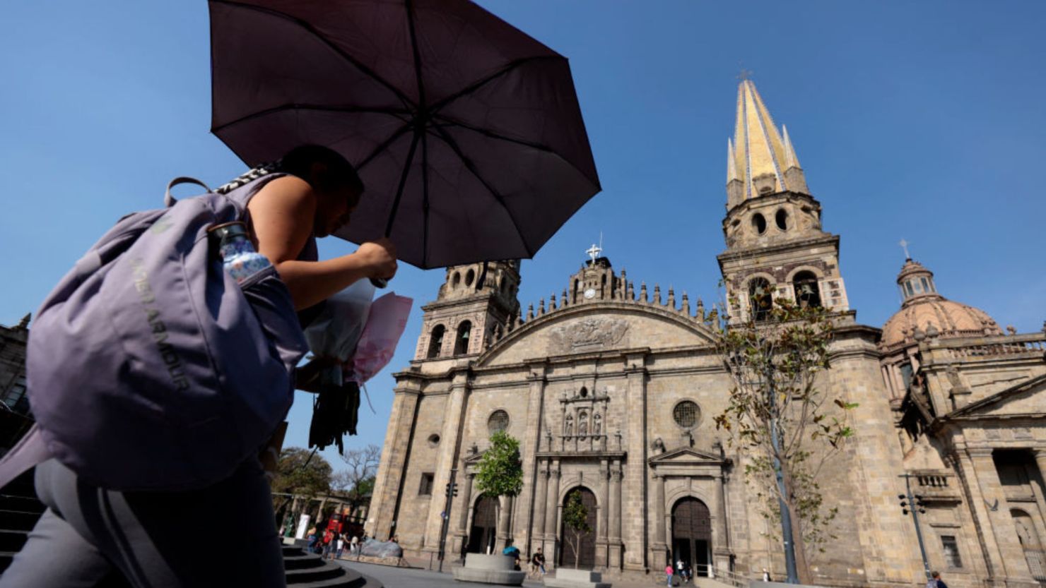 Gente se protege del sol durante una ola de calor que azota el país, en Guadalajara, estado de Jalisco, México, el 9 de mayo de 2024.