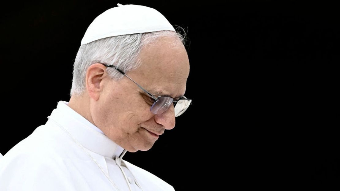 El papa León XIV al final de su primera audiencia general semanal en la Plaza de San Pedro en el Vaticano el 21 de mayo de 2025.