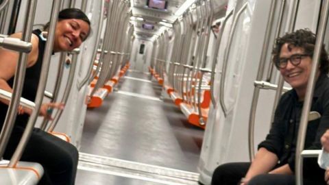 Ximena Guzmán y José Muñoz en el metro de la CDMX.