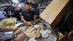 Empleados de una panadería de Deir el-Balah llenan bolsas con pan recién horneado el jueves, después de que Israel permitiera la entrada de ayuda humanitaria limitada en Gaza.