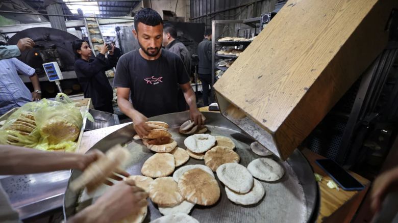 Empleados de una panadería de Deir el-Balah llenan bolsas con pan recién horneado el jueves, después de que Israel permitiera la entrada de ayuda humanitaria limitada en Gaza.