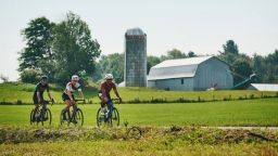 Ciclistas recorren la zona de Val-Saint-François, en Cantons-de-l'Est.