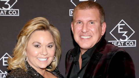 Julie Chrisley (a la izquierda) y Todd Chrisley asisten a la gran inauguración de E3 Chophouse Nashville el 20 de noviembre de 2019 en Nashville, Tennessee.