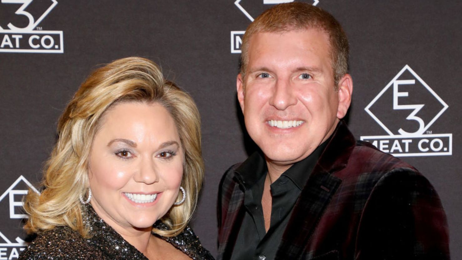 Julie Chrisley (a la izquierda) y Todd Chrisley asisten a la gran inauguración de E3 Chophouse Nashville el 20 de noviembre de 2019 en Nashville, Tennessee.