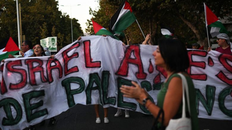 Manifestantes asisten a una protesta propalestina frente a la embajada de Estados Unidos en Santiago, Chile, el 18 de marzo de 2025.