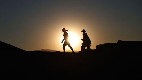Gente desafía el calor antes del atardecer durante una ola de calor de larga duración que afecta a gran parte del estado el 9 de julio de 2024 en el Parque Nacional del Valle de la Muerte, California.