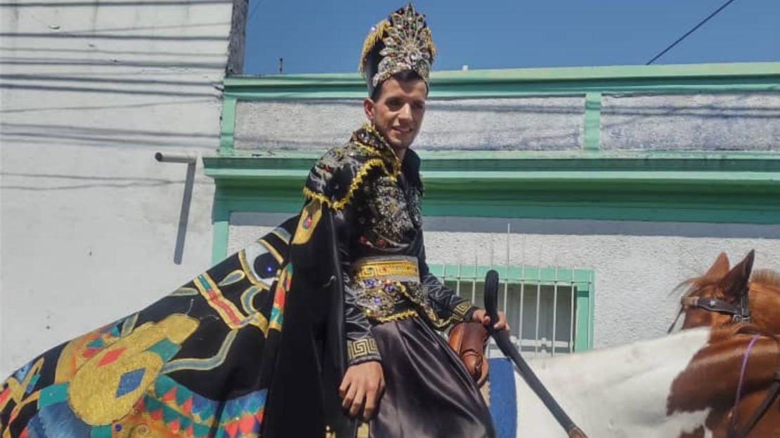 Andry en el papel de Rabino, portando un vestuario confeccionado por él mismo, durante la festividad de Reyes Magos en Capacho el 7 de enero de 2024, unos meses antes de viajar rumbo Estados Unidos.