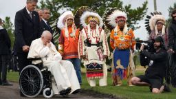El papa Francisco reza ante los jefes indígenas en el cementerio de la Nación Cree Ermineskin en Maskwacis, Alberta, durante su visita papal a Canadá en julio de 2022.